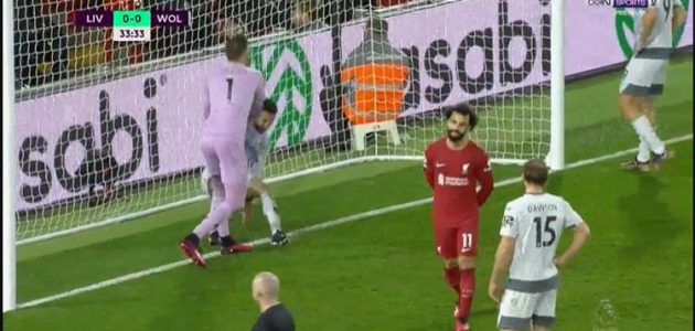 فيديو | محمد صلاح يفلت من البطاقة الصفراء خلال مباراة ليفربول وولفرهامبتون